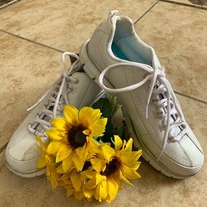 Skechers Synergy 3.0 white sneakers, Size 8.5